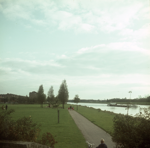 119373 Gezicht op het plantsoen achter de Cervanteslaan en de Johan Wagenaarkade te Utrecht, met rechts het Amsterdam ...